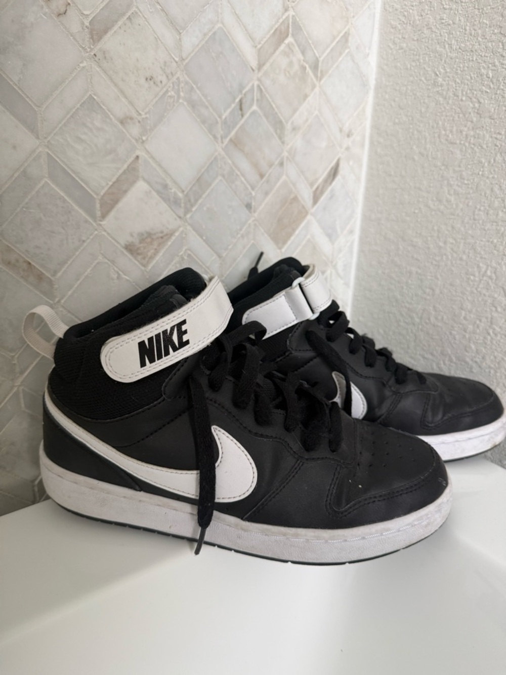 Nike 6Y Kids Black and White Court Legacy mid-Top Nike Sneakers